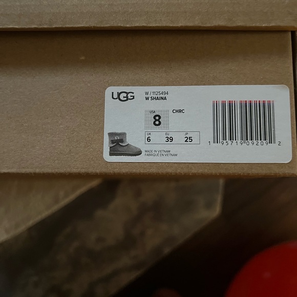 UGG women’s Shaina Boots - Picture 2 of 5